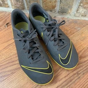 Nike youth 6 soccer cleats